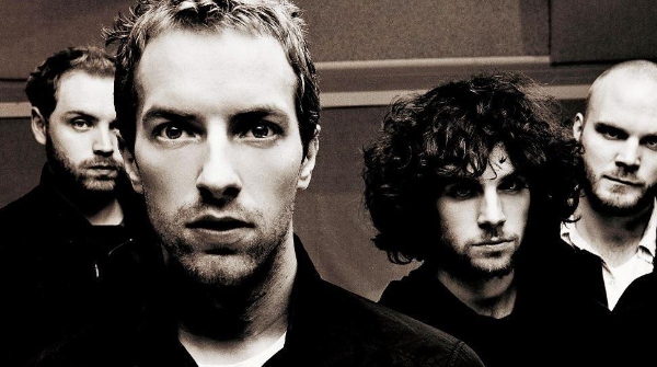 Coldplay ont donné la grande finale de Glastonbury, avec un peu d’aide des Bee Gees