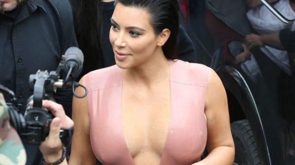 Kim Kardashian est la femme avec le clivage plus agressif
